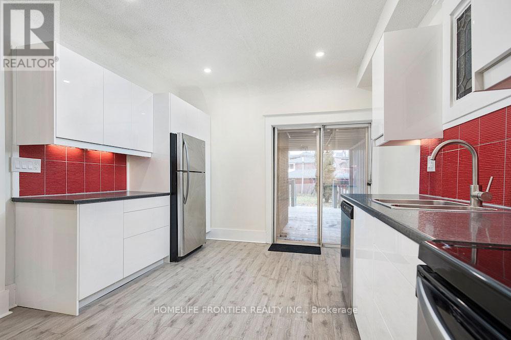 Lower #a - 46 Cowan Avenue, Toronto, Ontario  M6K 2N4 - Photo 12 - W12670084