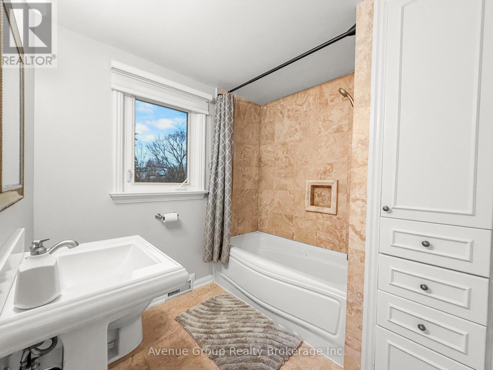 Upper - 190 Northwood Drive, Toronto, Ontario  M2M 2K4 - Photo 17 - C12693292