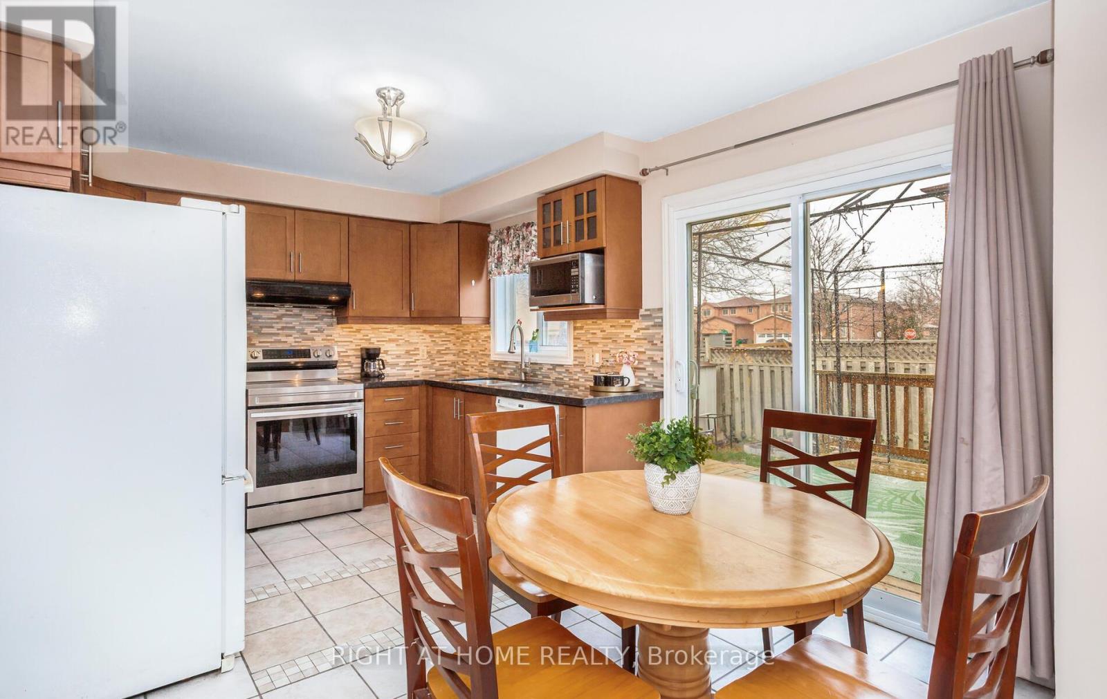 138 Atkins Circle, Brampton, Ontario  L6X 4E7 - Photo 17 - W12693178