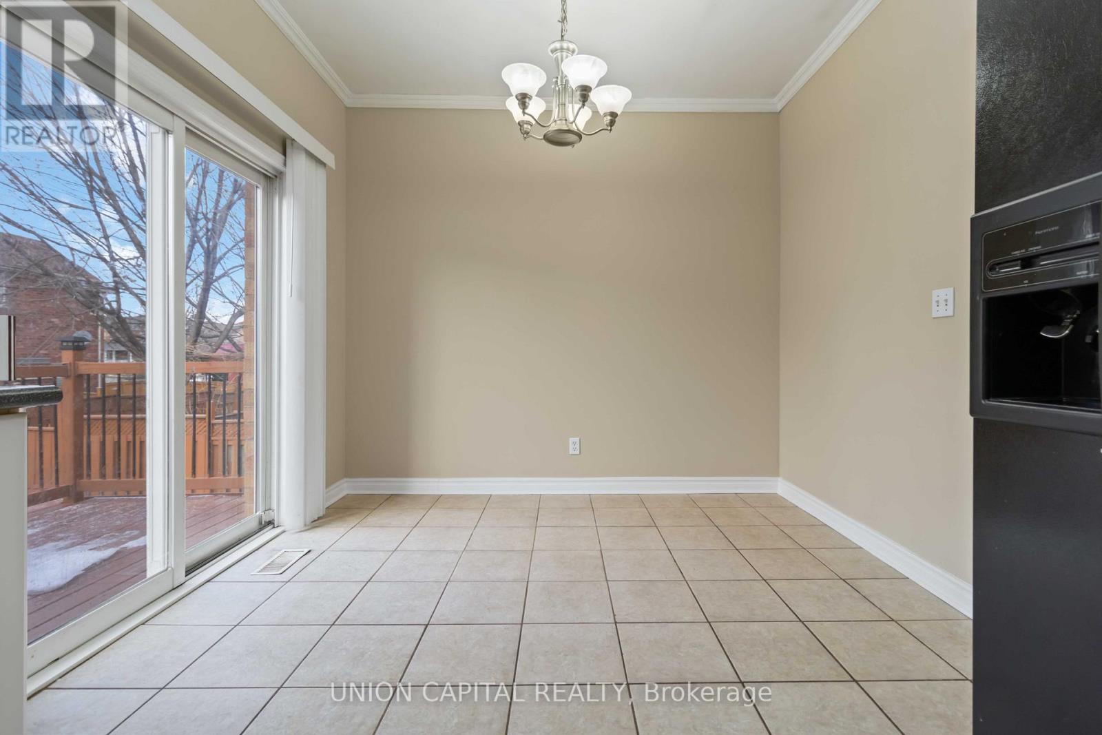 Main - 639 Twain Avenue, Mississauga, Ontario  L5W 1M1 - Photo 10 - W12693222