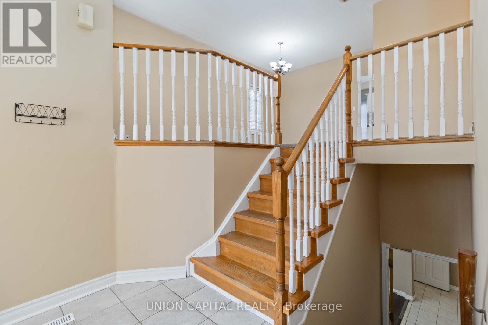 Main - 639 Twain Avenue, Mississauga, Ontario  L5W 1M1 - Photo 4 - W12693222