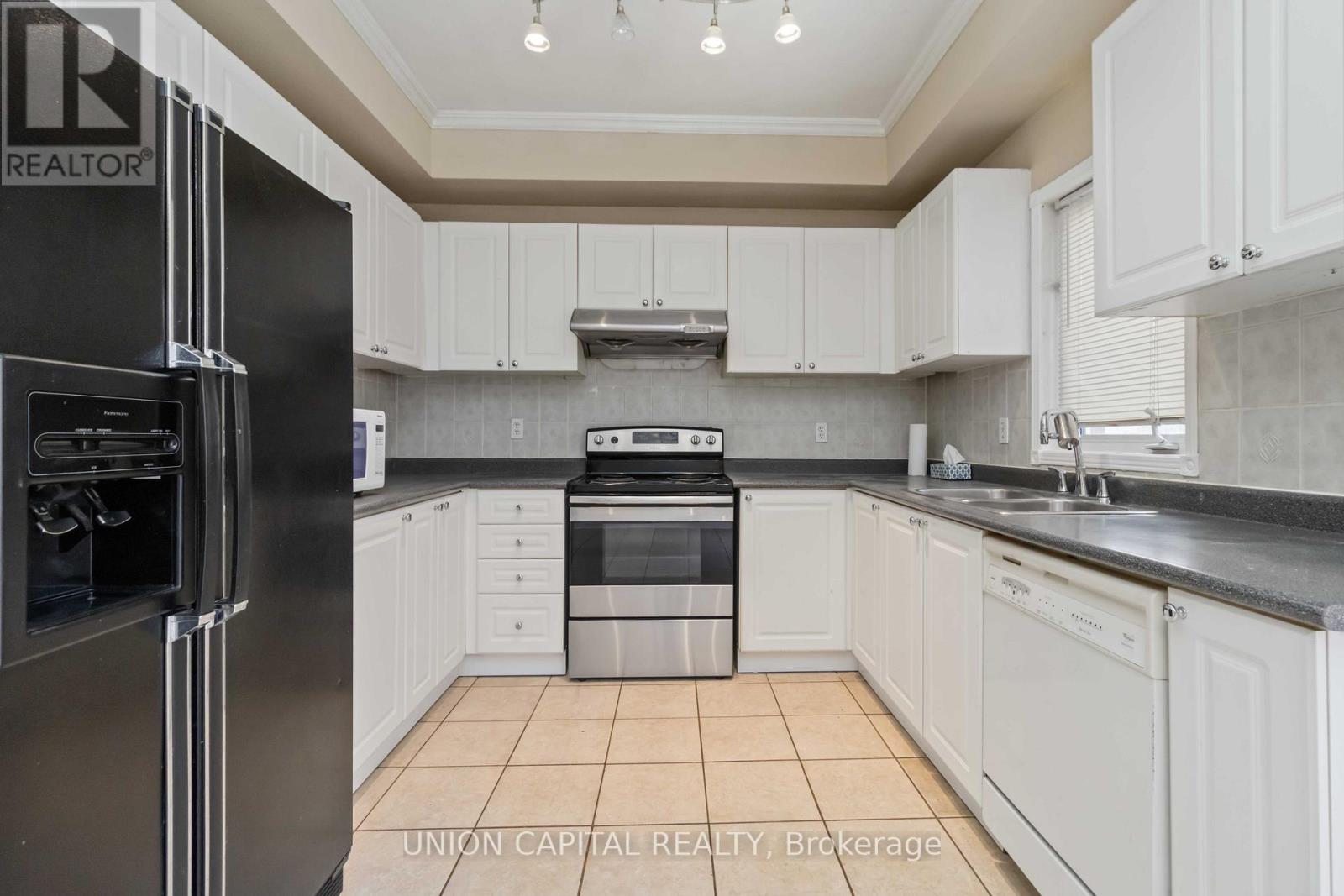 Main - 639 Twain Avenue, Mississauga, Ontario  L5W 1M1 - Photo 7 - W12693222