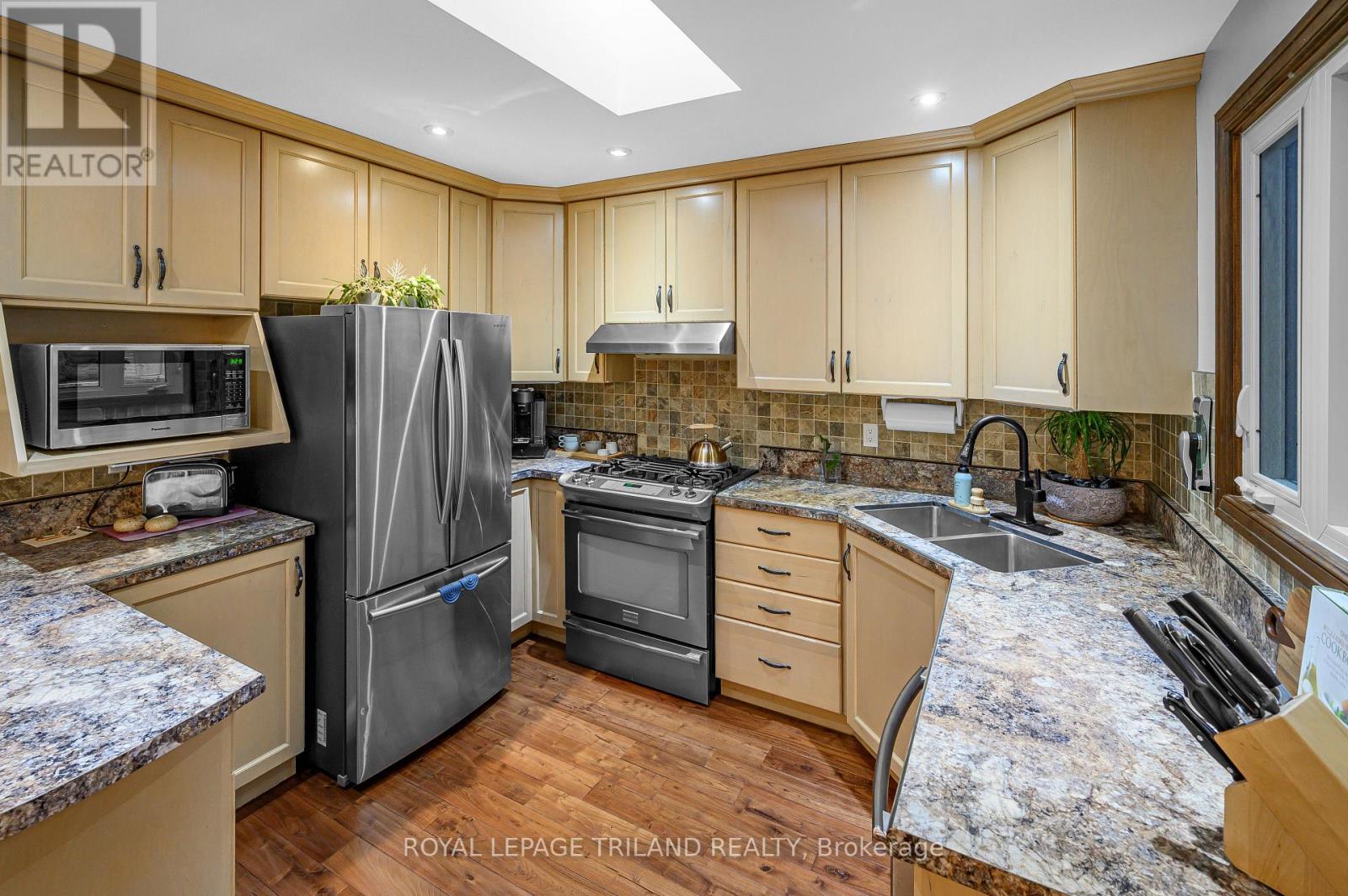 96 Golfdale Crescent, London South, Ontario  N6C 5P5 - Photo 12 - X12693382