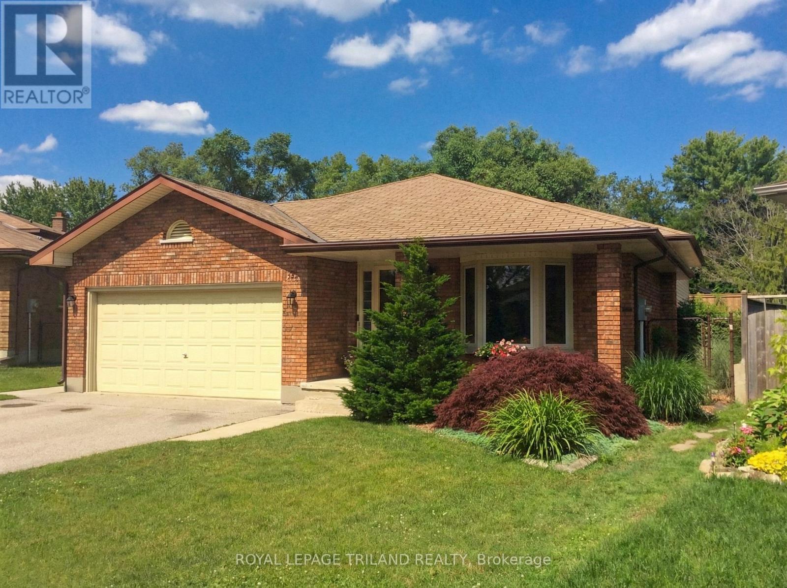 96 Golfdale Crescent, London South, Ontario  N6C 5P5 - Photo 2 - X12693382