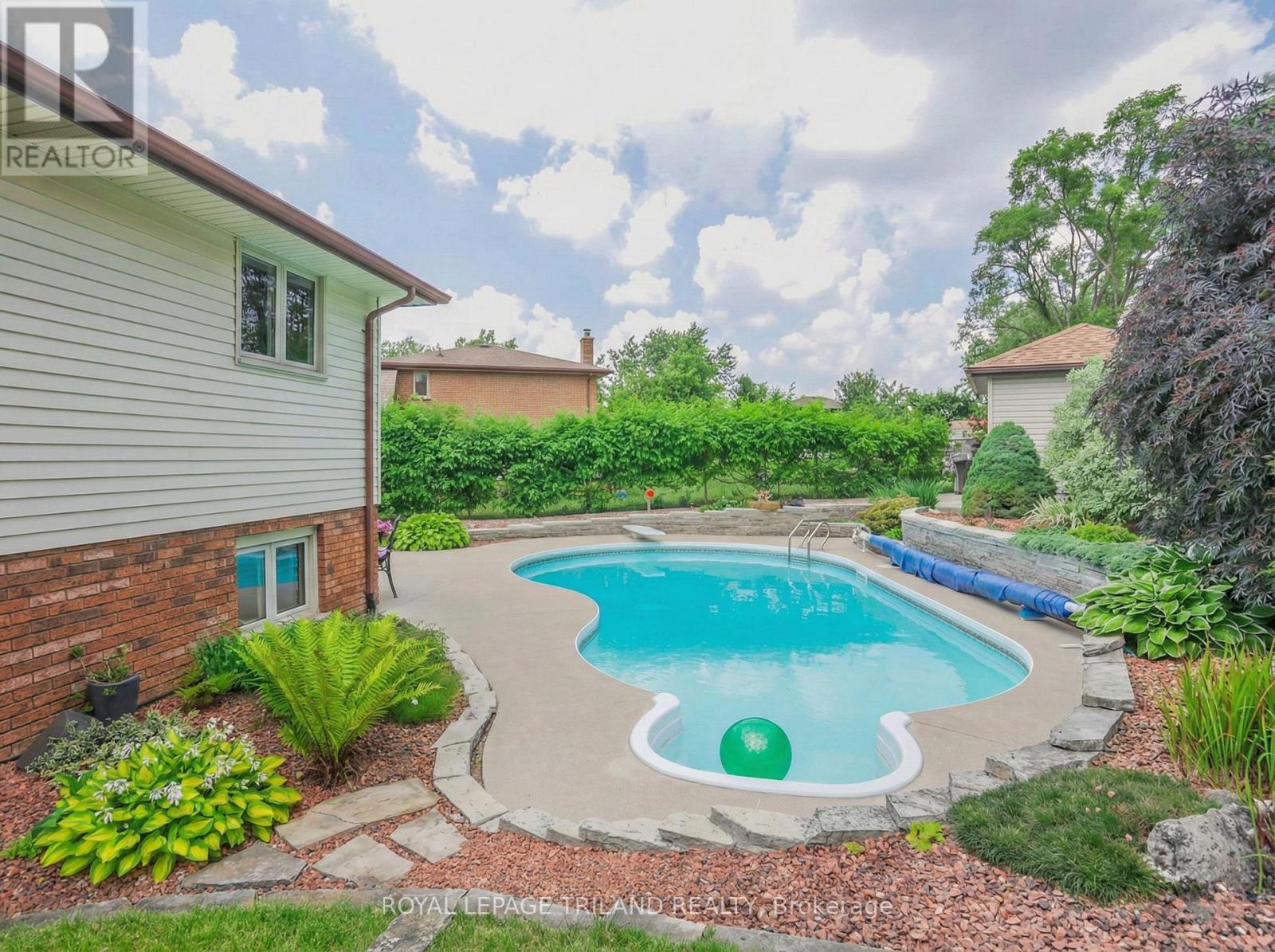 96 Golfdale Crescent, London South, Ontario  N6C 5P5 - Photo 32 - X12693382