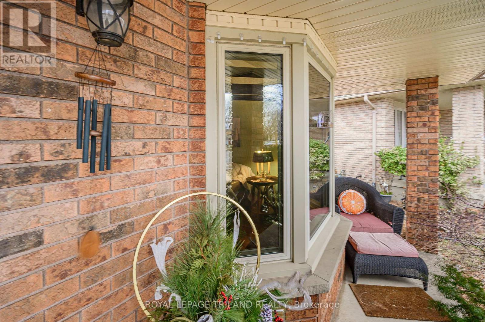 96 Golfdale Crescent, London South, Ontario  N6C 5P5 - Photo 6 - X12693382