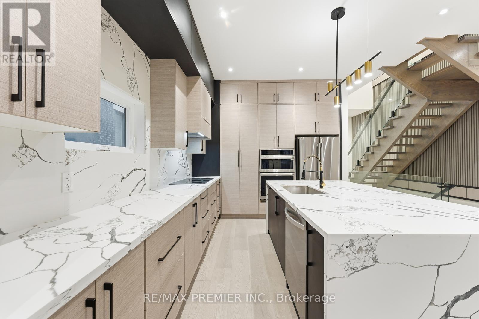 23a Maple Avenue N, Mississauga, Ontario  L5H 2S1 - Photo 12 - W12693262