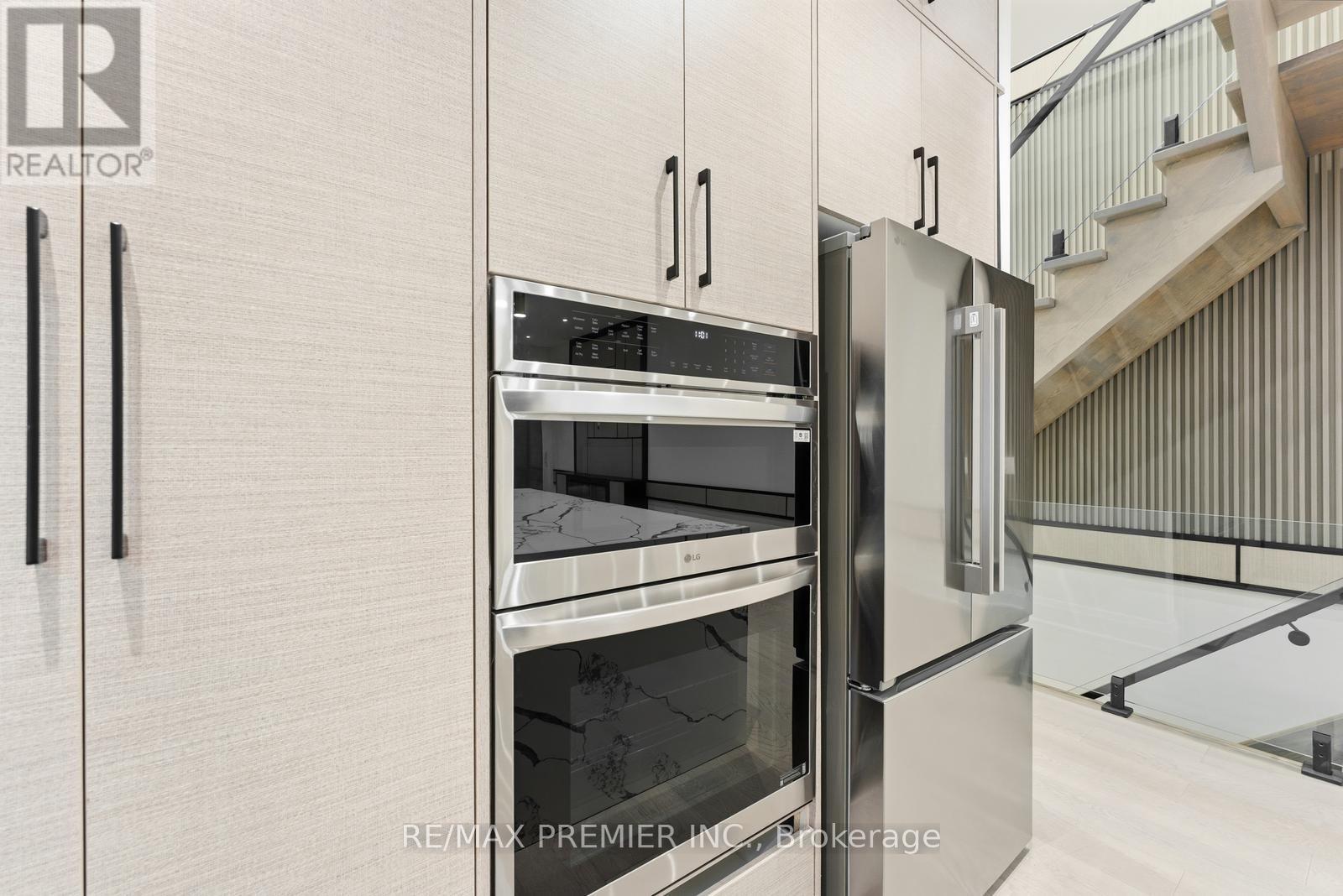 23a Maple Avenue N, Mississauga, Ontario  L5H 2S1 - Photo 16 - W12693262