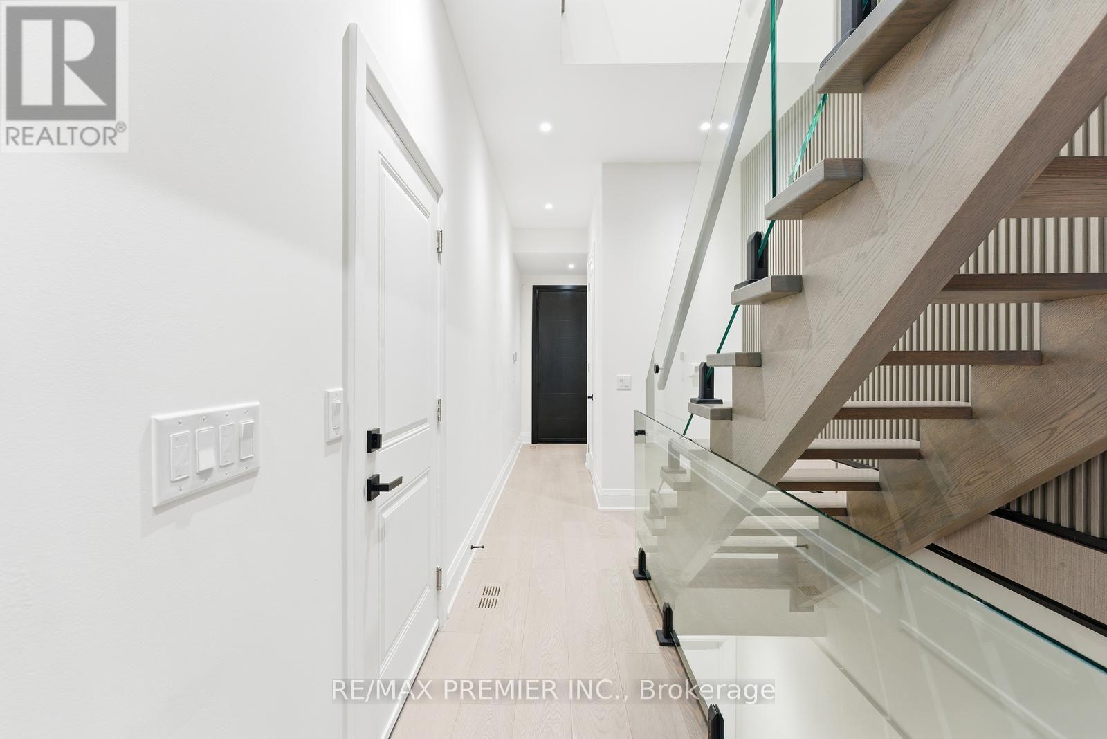 23a Maple Avenue N, Mississauga, Ontario  L5H 2S1 - Photo 6 - W12693262