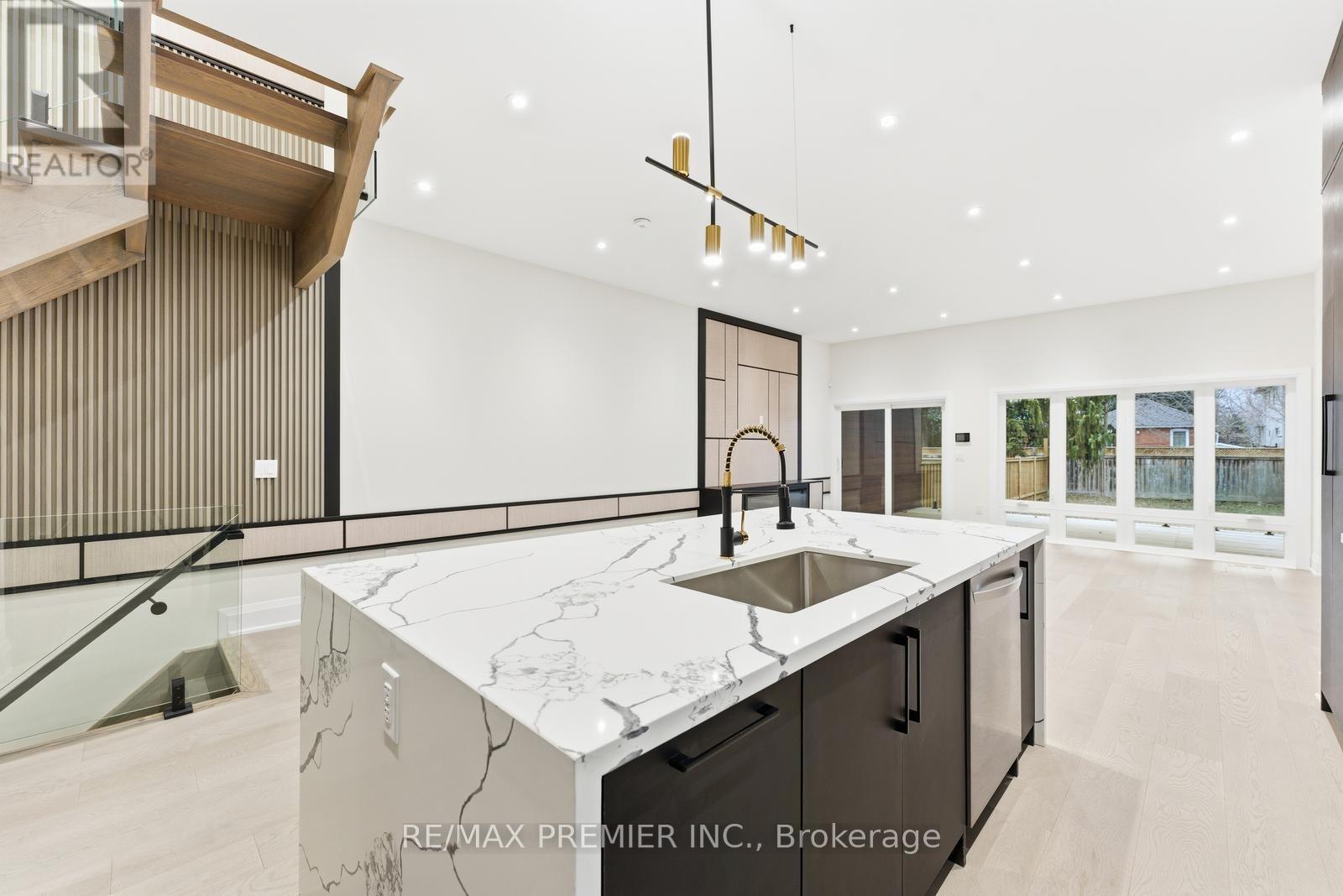 23a Maple Avenue N, Mississauga, Ontario  L5H 2S1 - Photo 13 - W12693262