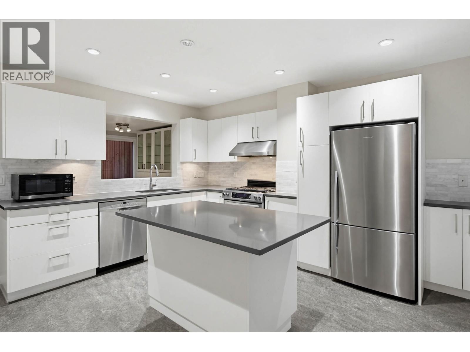 4686 Fernglen Place, Burnaby, British Columbia  V5G 3W1 - Photo 11 - R3079181