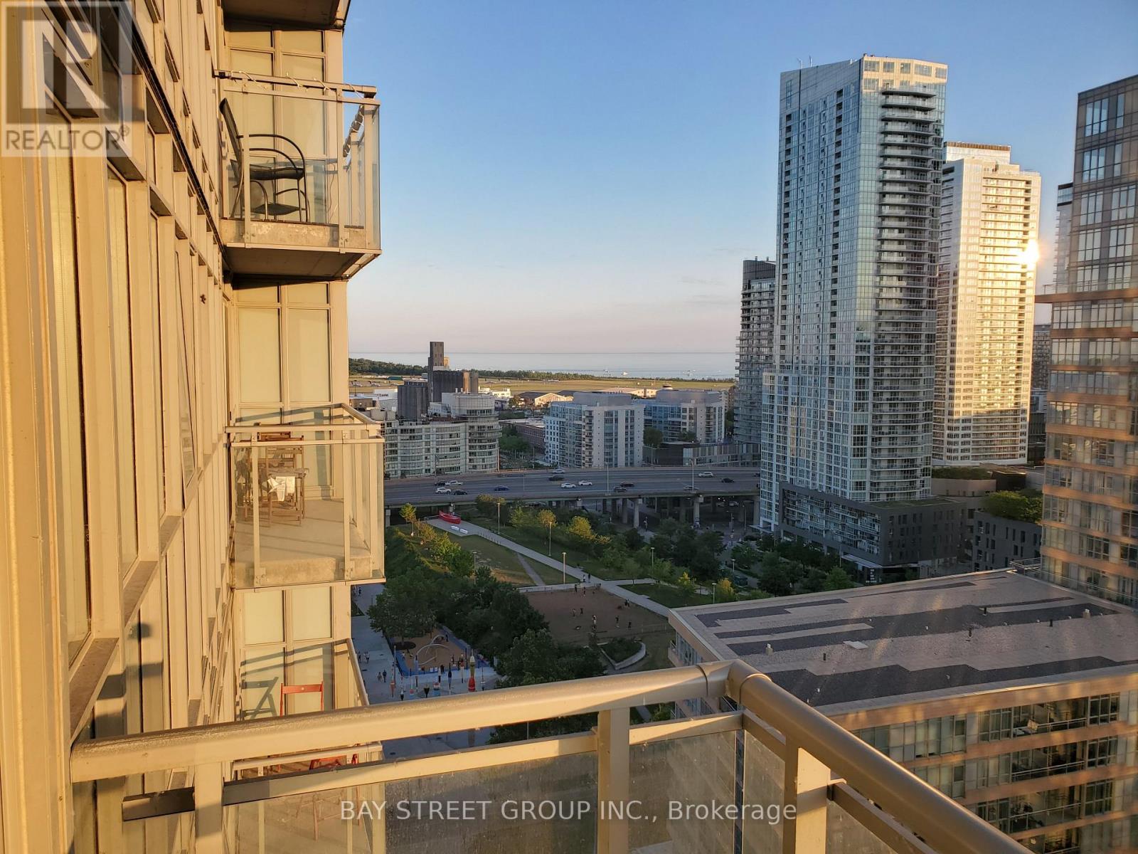 2011 - 15 Iceboat Terrace, Toronto, Ontario  M5V 4A5 - Photo 2 - C12693308