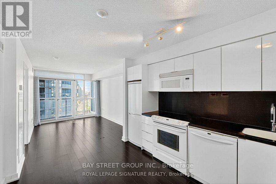 2011 - 15 Iceboat Terrace, Toronto, Ontario  M5V 4A5 - Photo 3 - C12693308