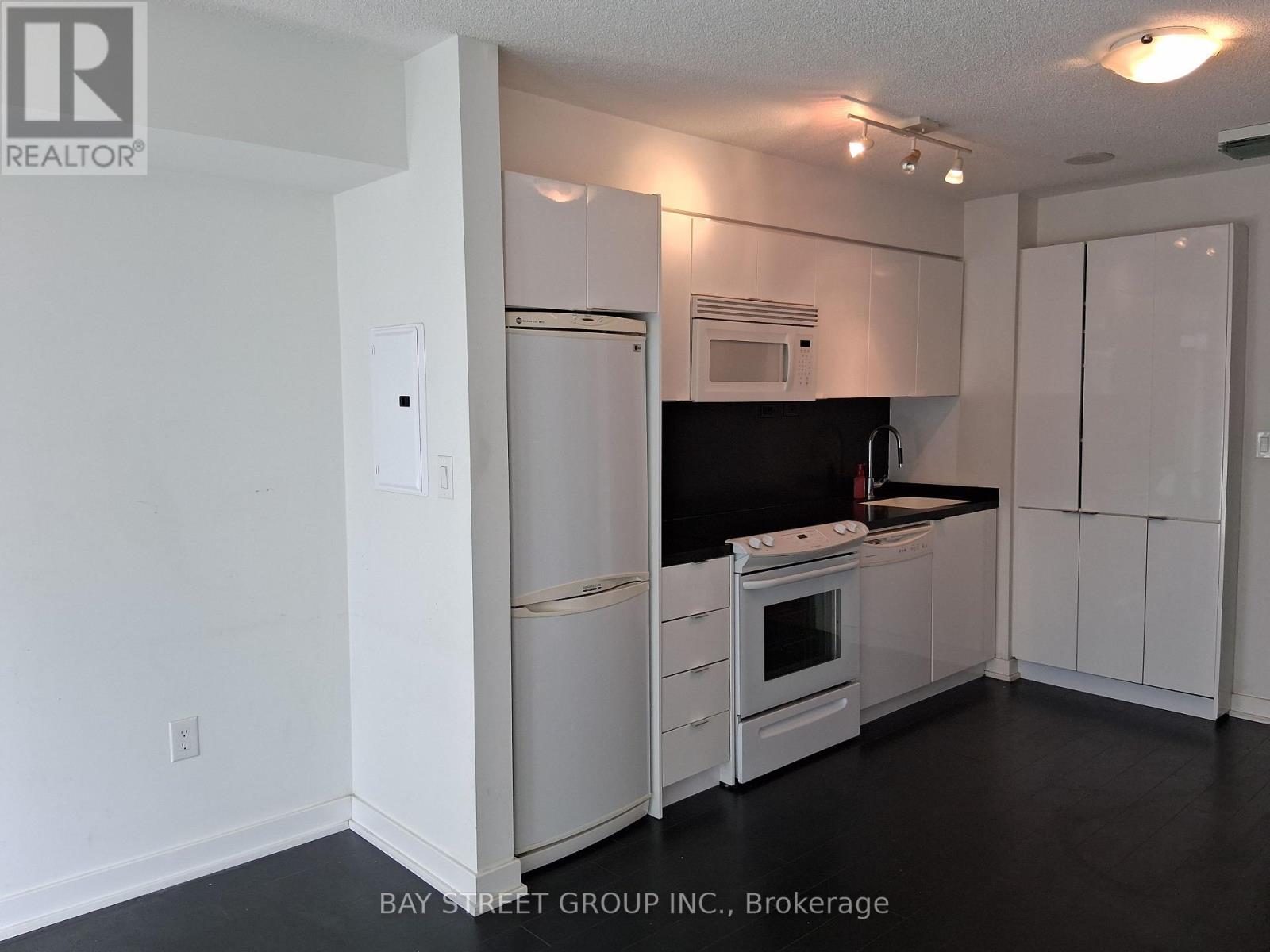 2011 - 15 Iceboat Terrace, Toronto, Ontario  M5V 4A5 - Photo 4 - C12693308