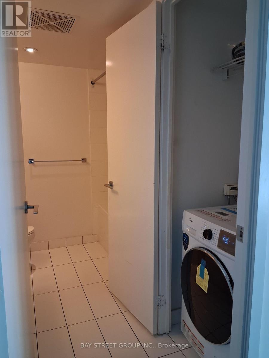 2011 - 15 Iceboat Terrace, Toronto, Ontario  M5V 4A5 - Photo 7 - C12693308