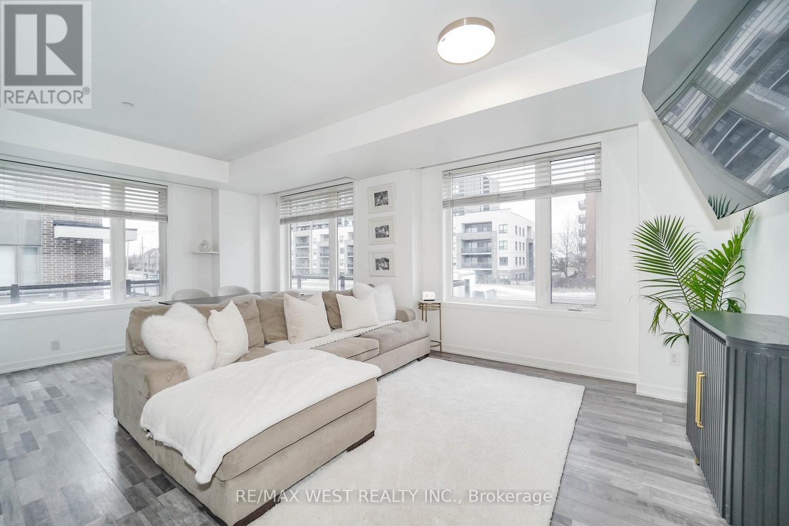 211 - 1460 Whites Road N, Pickering, Ontario  L1V 0E8 - Photo 2 - E12693364