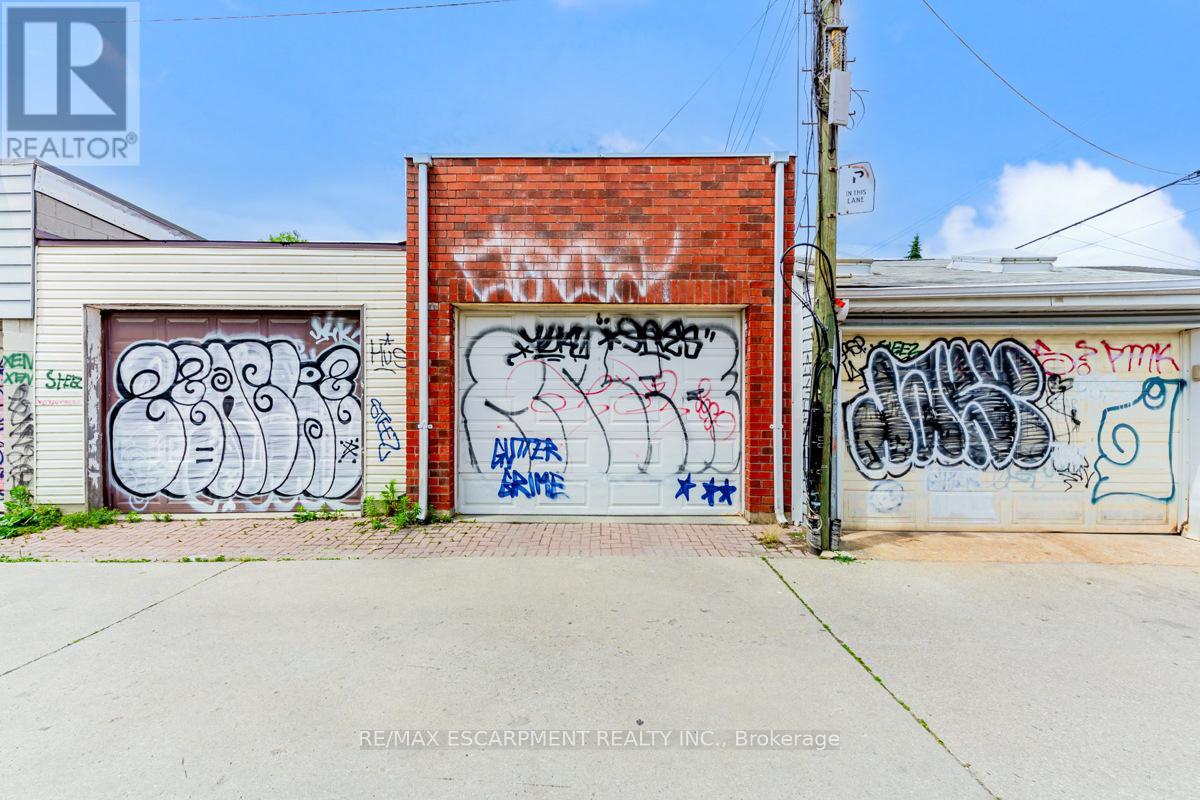 11 Alma Avenue, Toronto, Ontario  M6J 1N2 - Photo 29 - C12693474