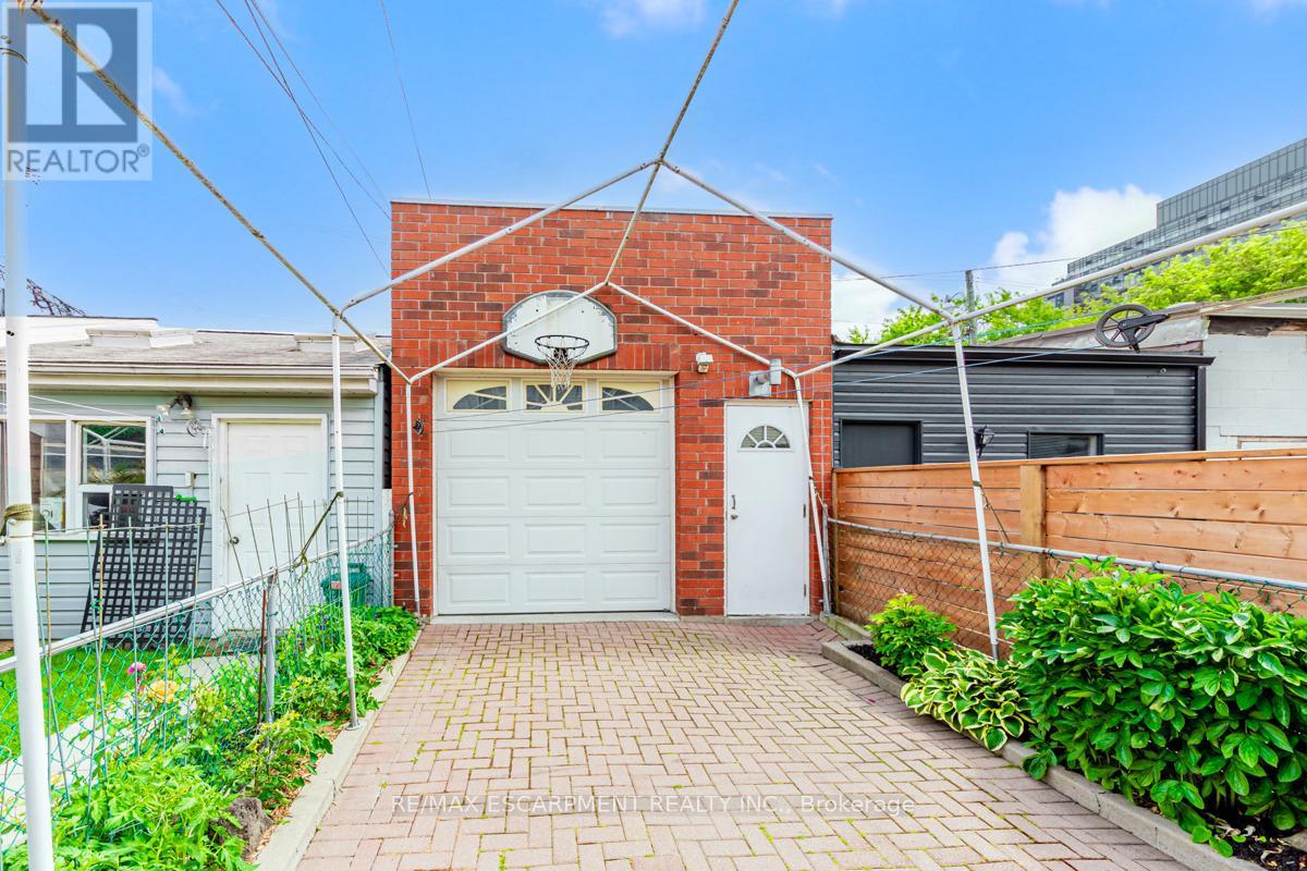 11 Alma Avenue, Toronto, Ontario  M6J 1N2 - Photo 31 - C12693474