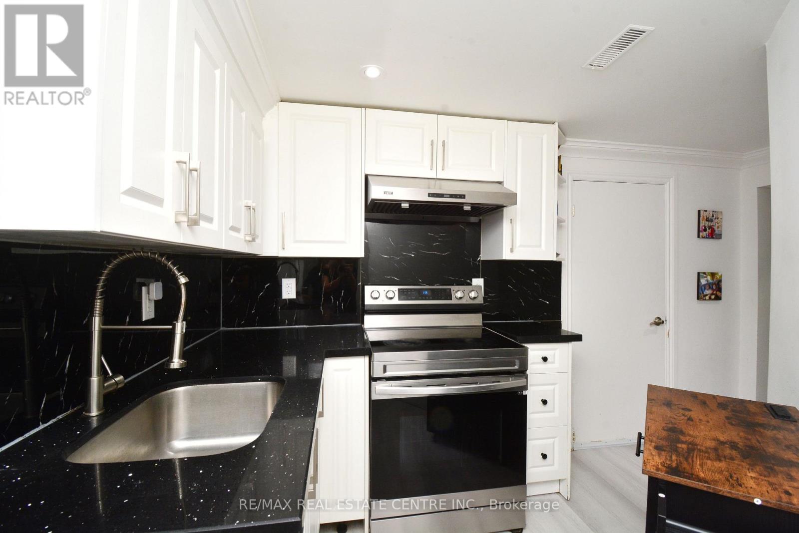 17 Crescent Hill Drive, Brampton, Ontario  L6S 2P4 - Photo 5 - W12693310