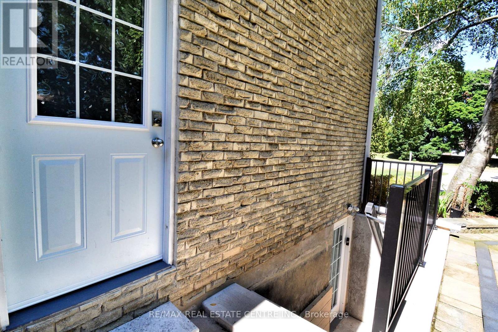 17 Crescent Hill Drive, Brampton, Ontario  L6S 2P4 - Photo 2 - W12693310