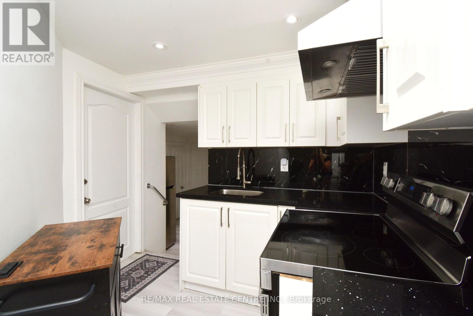 17 Crescent Hill Drive, Brampton, Ontario  L6S 2P4 - Photo 6 - W12693310