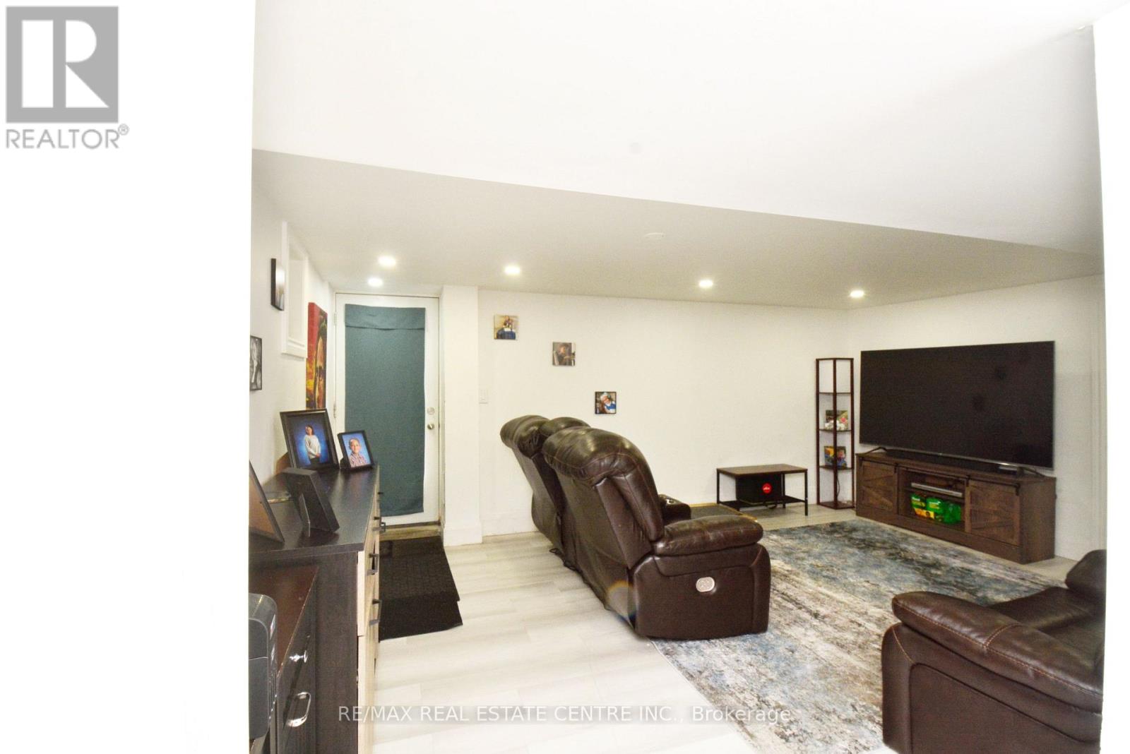 17 Crescent Hill Drive, Brampton, Ontario  L6S 2P4 - Photo 3 - W12693310