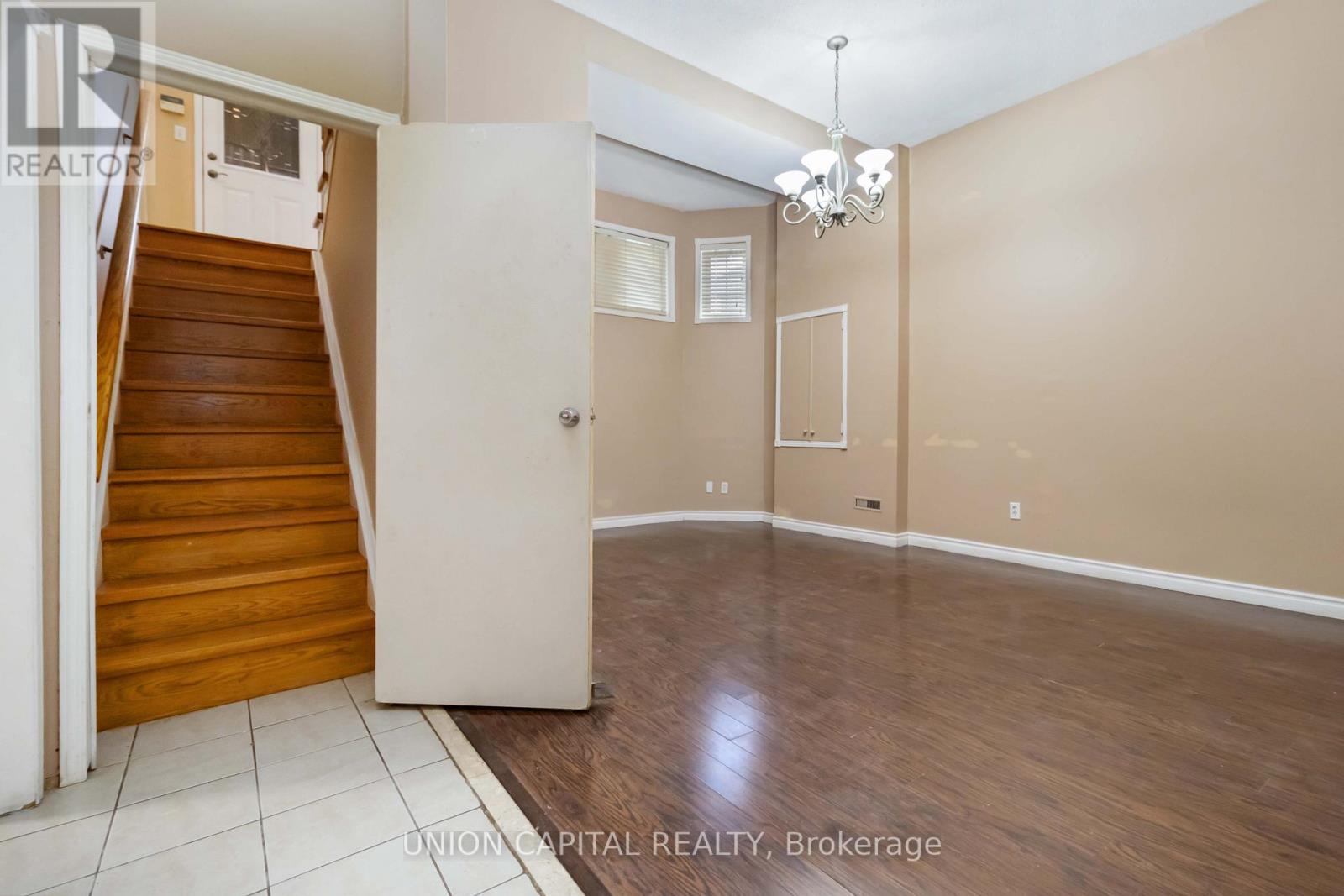 Lower - 639 Twain Avenue, Mississauga, Ontario  L5W 1M1 - Photo 3 - W12693388