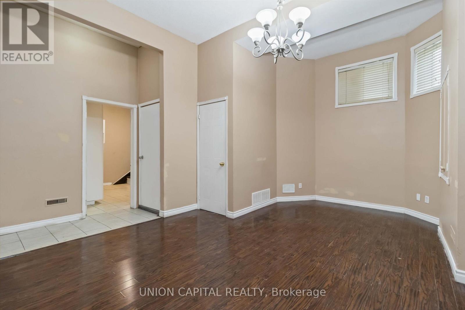 Lower - 639 Twain Avenue, Mississauga, Ontario  L5W 1M1 - Photo 4 - W12693388