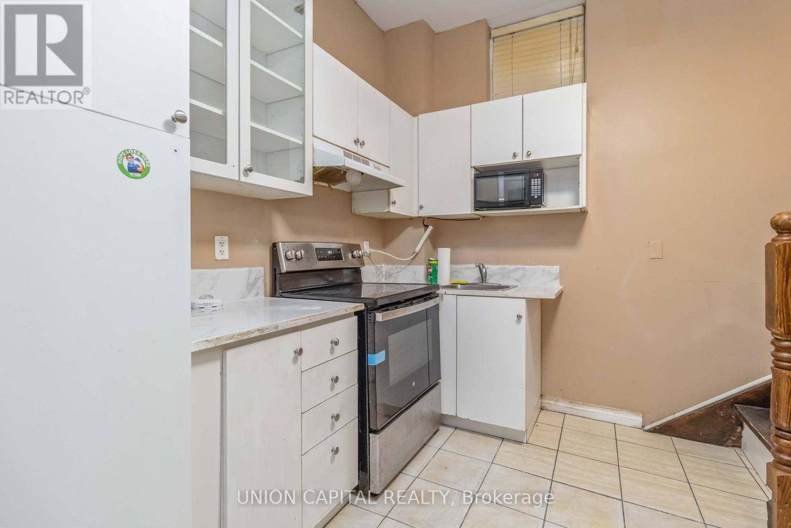 Lower - 639 Twain Avenue, Mississauga, Ontario  L5W 1M1 - Photo 6 - W12693388