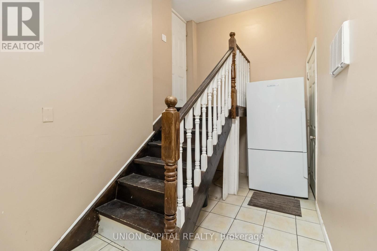Lower - 639 Twain Avenue, Mississauga, Ontario  L5W 1M1 - Photo 8 - W12693388