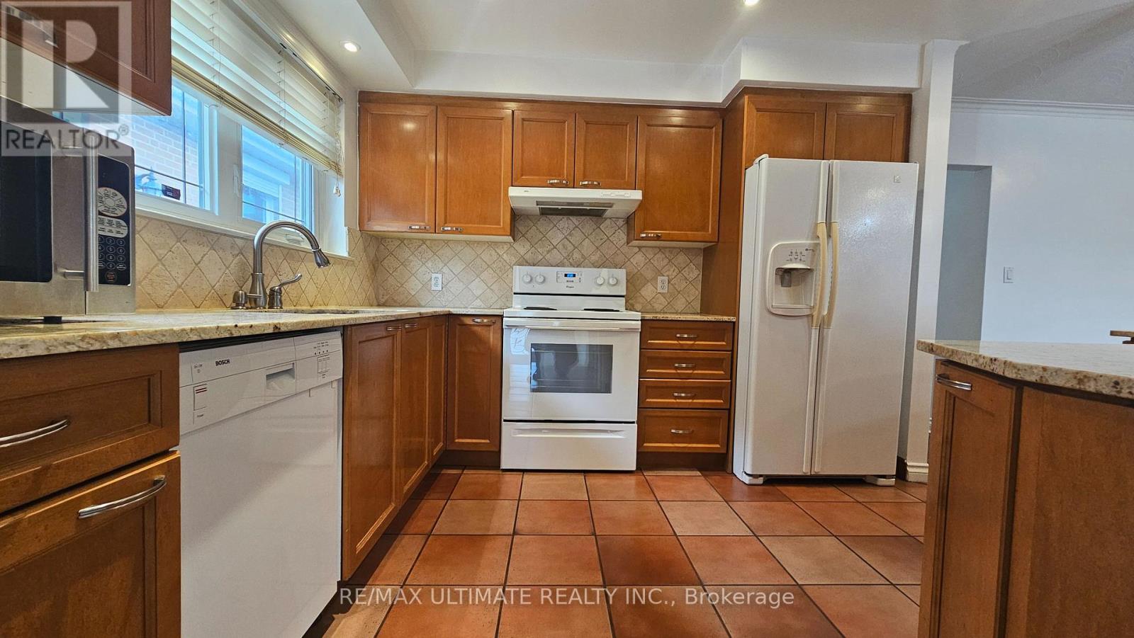 Main - 14 Bengal Court, Toronto, Ontario  M3L 1X9 - Photo 5 - W12693394