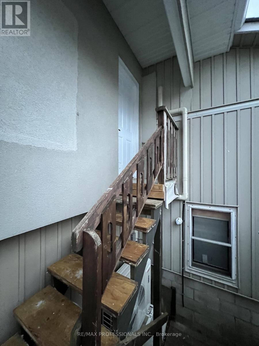 Coach House - 7158 Bell School Line, Milton, Ontario  L9T 2Y1 - Photo 2 - W12693424