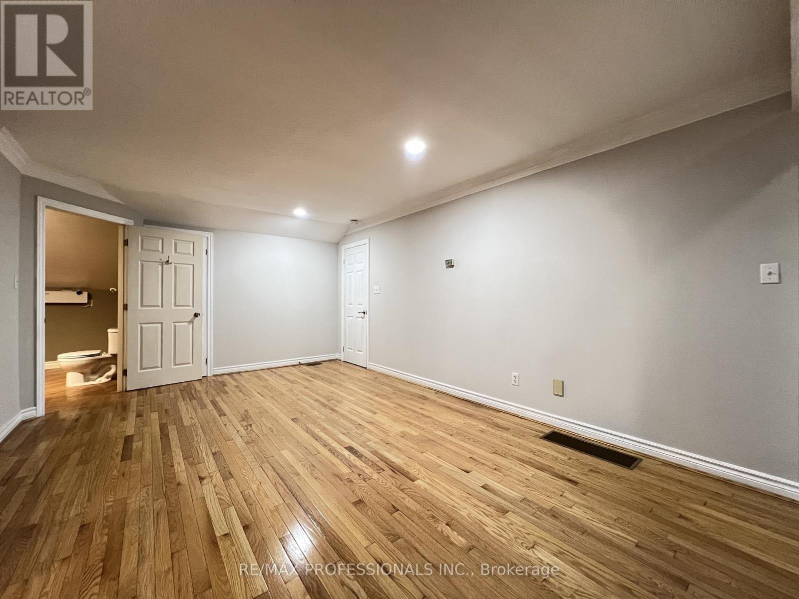 Coach House - 7158 Bell School Line, Milton, Ontario  L9T 2Y1 - Photo 4 - W12693424