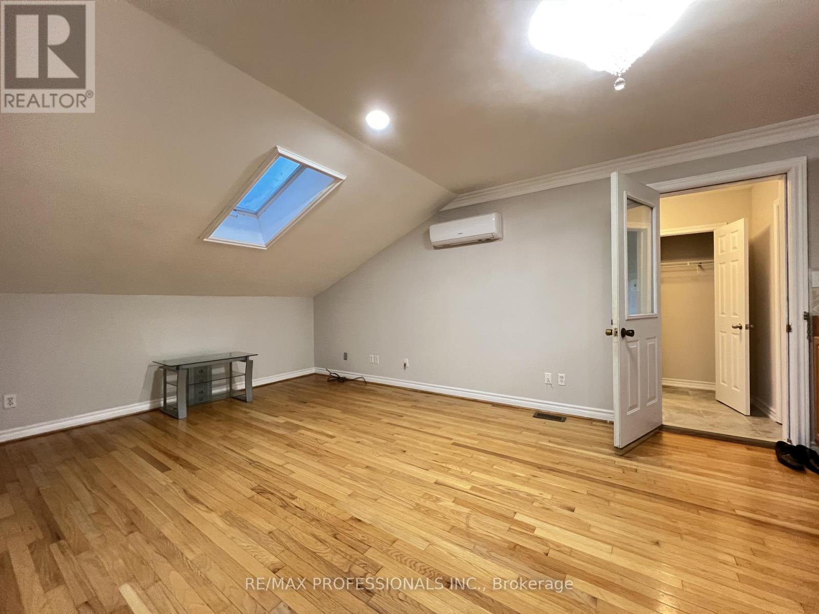 Coach House - 7158 Bell School Line, Milton, Ontario  L9T 2Y1 - Photo 5 - W12693424