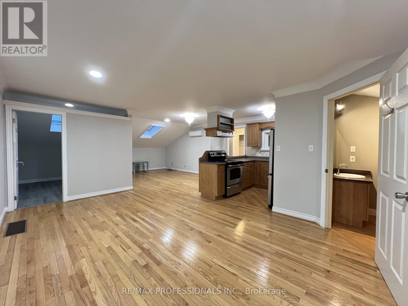 Coach House - 7158 Bell School Line, Milton, Ontario  L9T 2Y1 - Photo 9 - W12693424