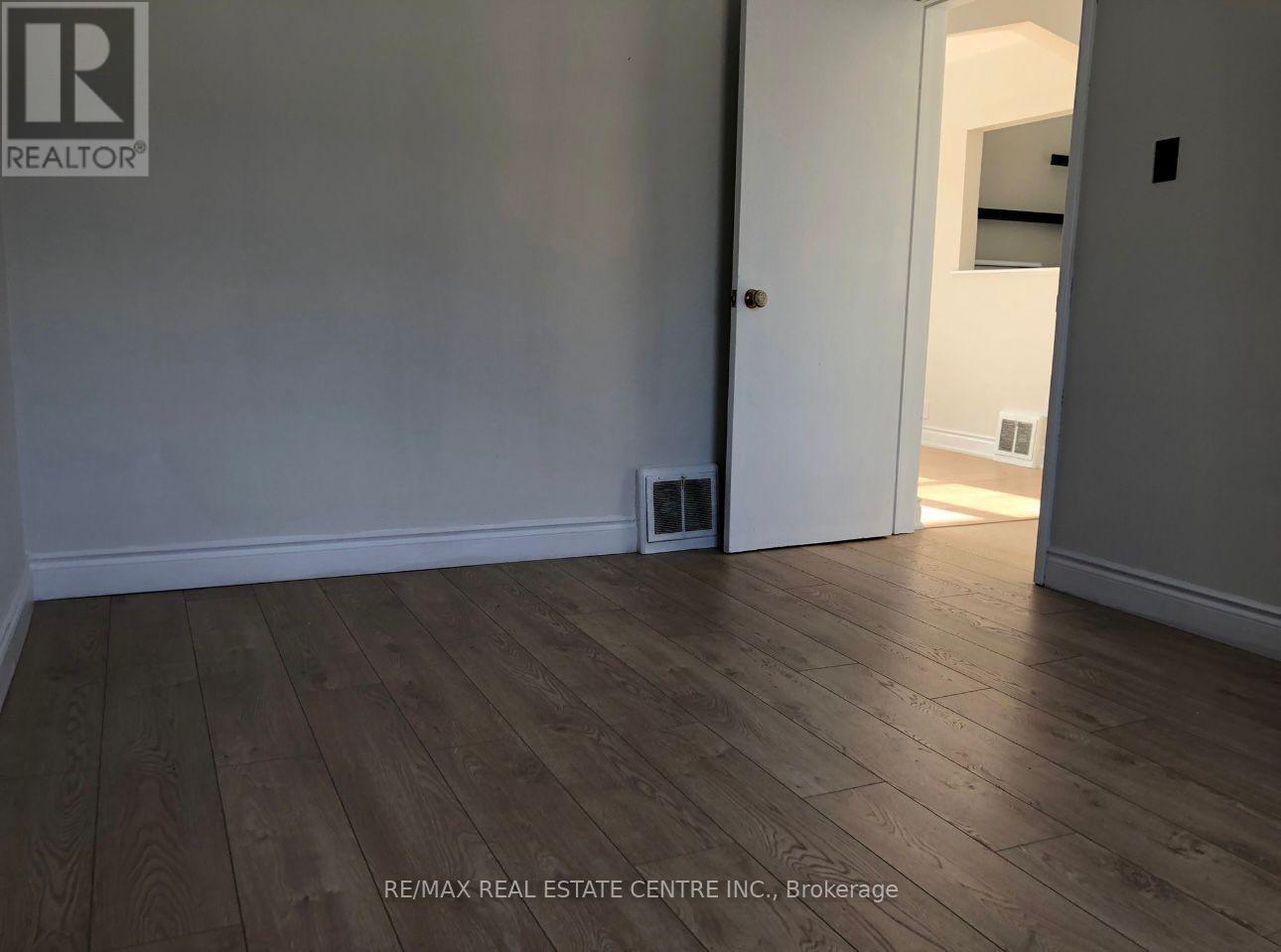 25 Hayes Avenue, Hamilton, Ontario  L8H 1M3 - Photo 3 - X12693426