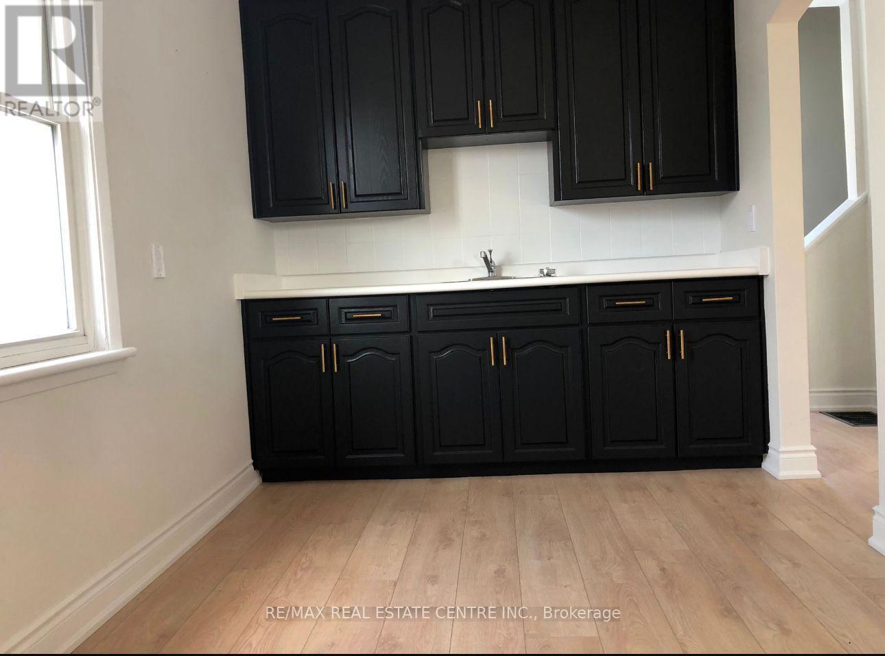 25 Hayes Avenue, Hamilton, Ontario  L8H 1M3 - Photo 4 - X12693426