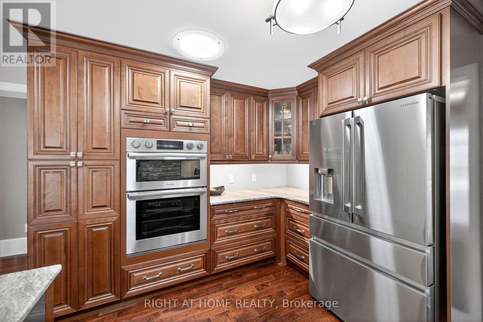 110 Kilroot Place, Hamilton, Ontario  L8B 1A5 - Photo 10 - X12693434