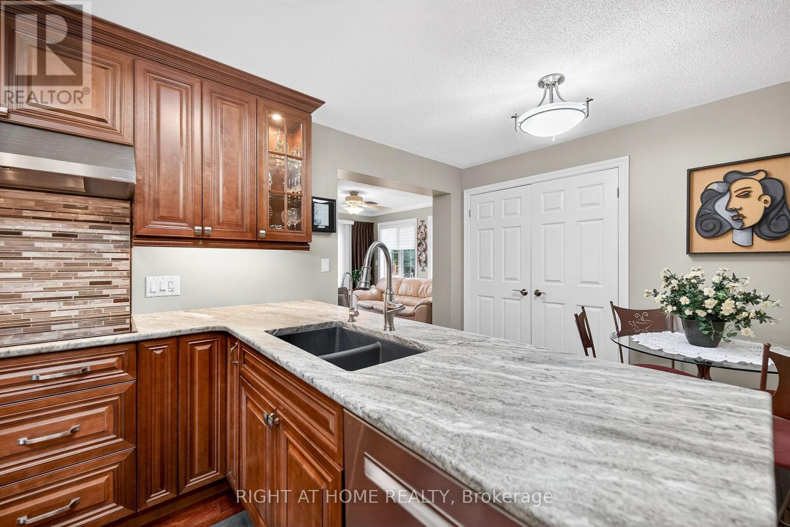 110 Kilroot Place, Hamilton, Ontario  L8B 1A5 - Photo 12 - X12693434