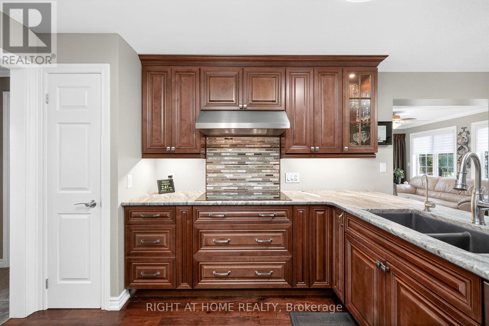 110 Kilroot Place, Hamilton, Ontario  L8B 1A5 - Photo 8 - X12693434