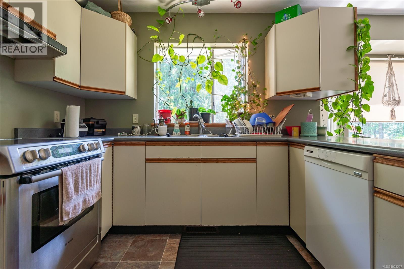 8598 Island Hwy N, Black Creek, British Columbia  V9N 1H3 - Photo 15 - 1023207