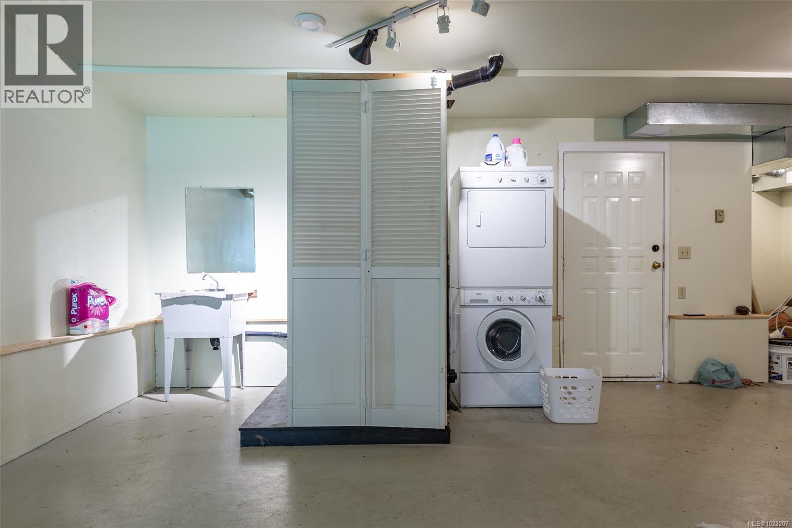 8598 Island Hwy N, Black Creek, British Columbia  V9N 1H3 - Photo 47 - 1023207