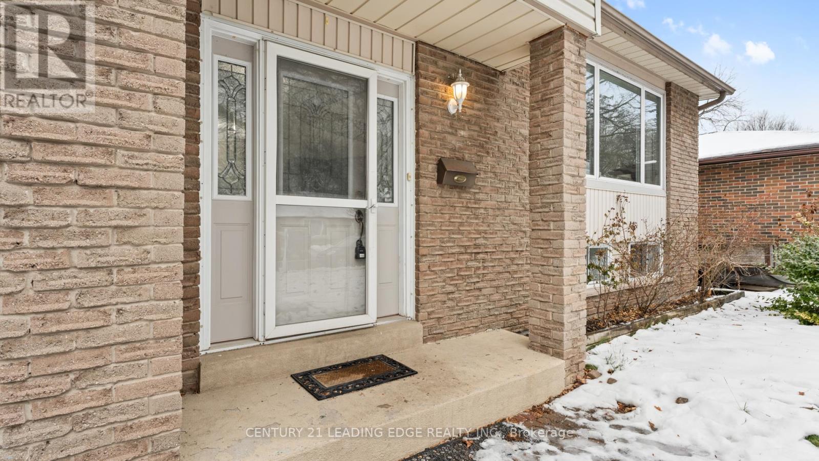 69 Calais Street, Whitby, Ontario  L1N 5M3 - Photo 5 - E12642572