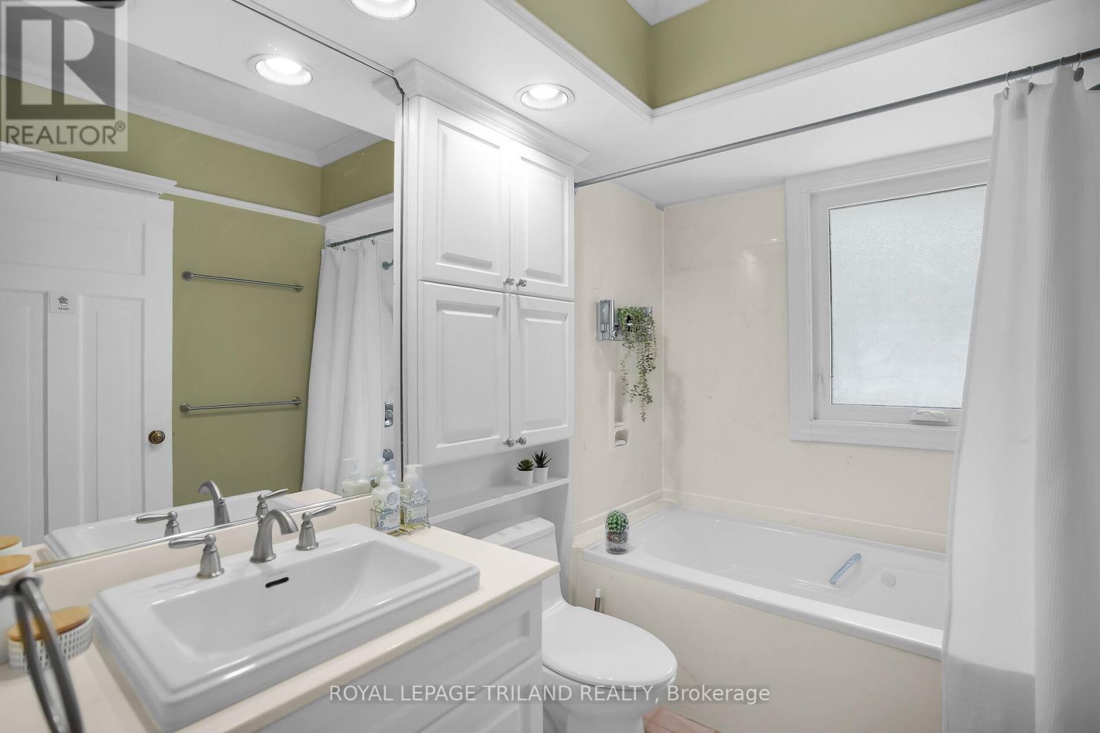 Photo 21 of 50 for 825 Riverside Drive