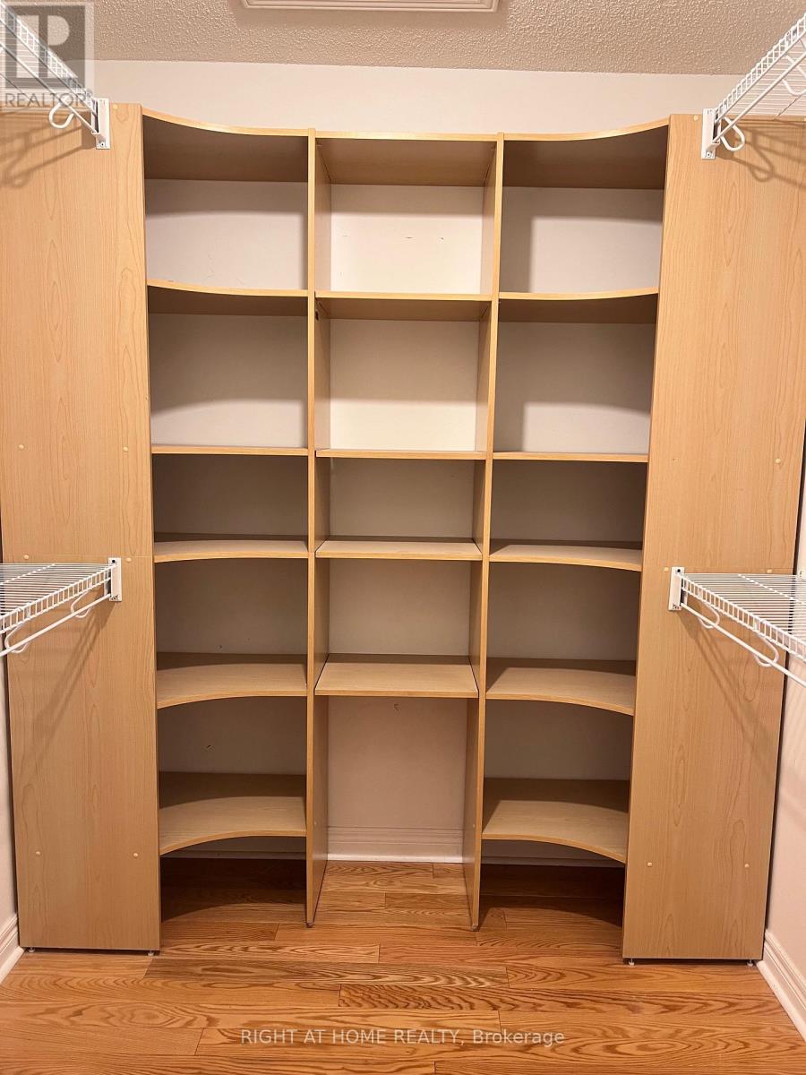 3914 Stardust Drive, Mississauga, Ontario  L5M 8A6 - Photo 13 - W12693604