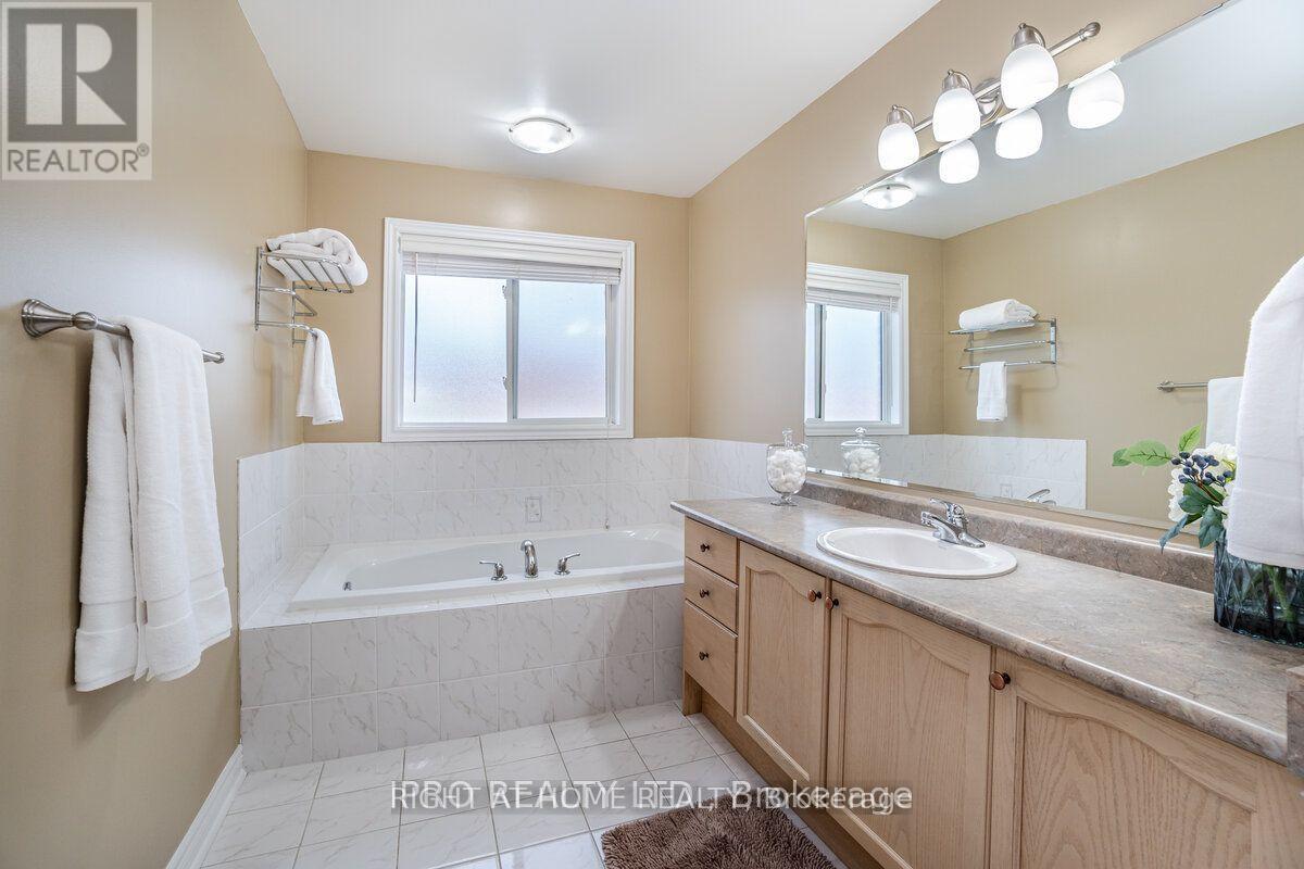 3914 Stardust Drive, Mississauga, Ontario  L5M 8A6 - Photo 15 - W12693604