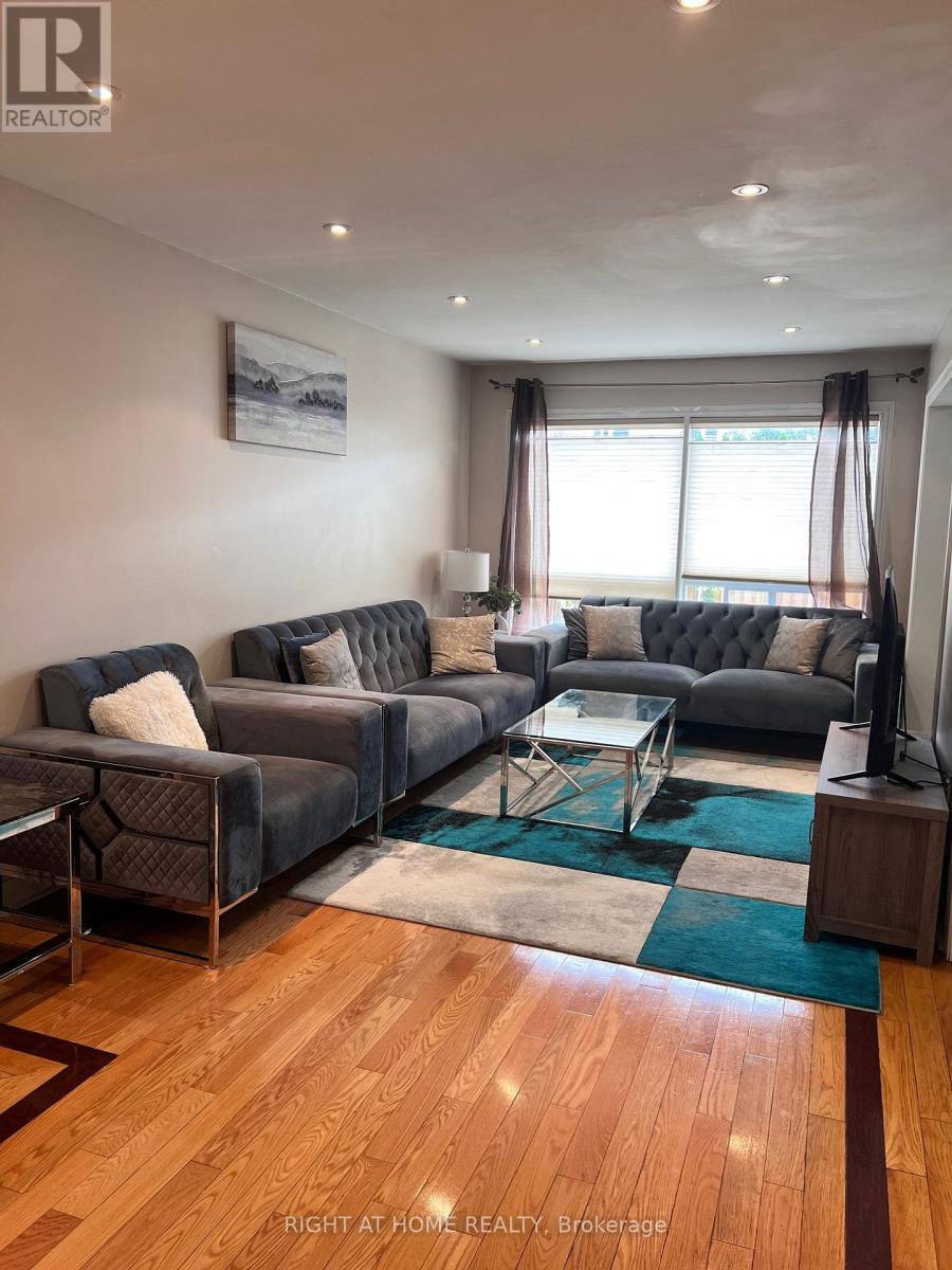 3914 Stardust Drive, Mississauga, Ontario  L5M 8A6 - Photo 7 - W12693604