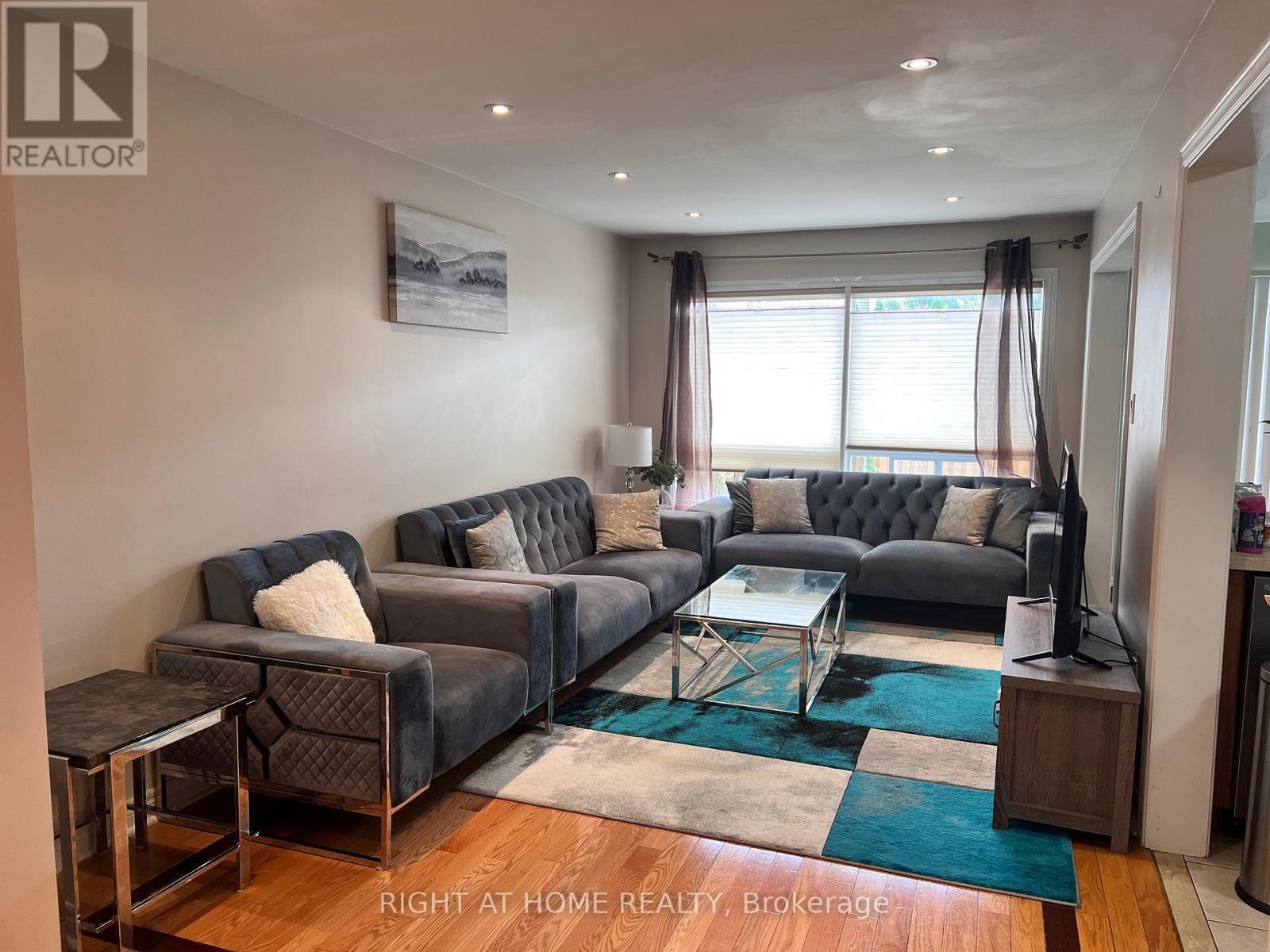 3914 Stardust Drive, Mississauga, Ontario  L5M 8A6 - Photo 8 - W12693604