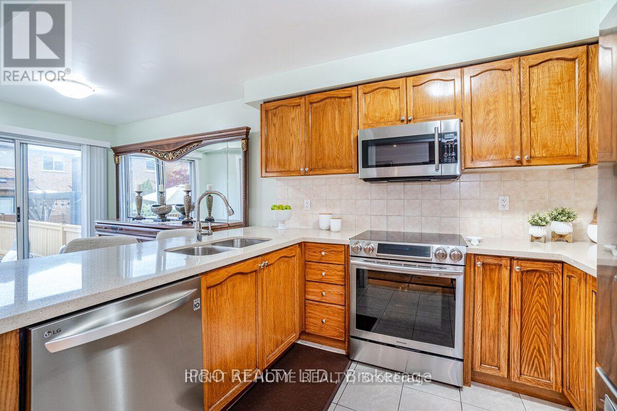 3914 Stardust Drive, Mississauga, Ontario  L5M 8A6 - Photo 9 - W12693604