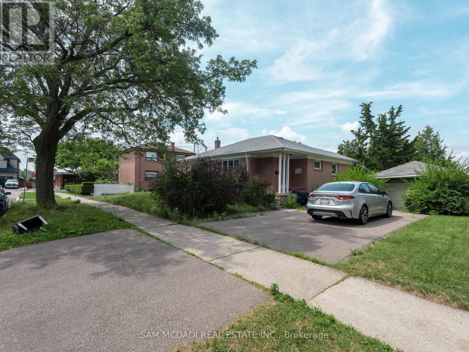 34 Highview Avenue, Toronto, Ontario  M3M 1C4 - Photo 4 - W12693620